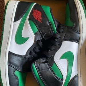 Selling The Jordan 1s Green Toe ( Used but In great condition )